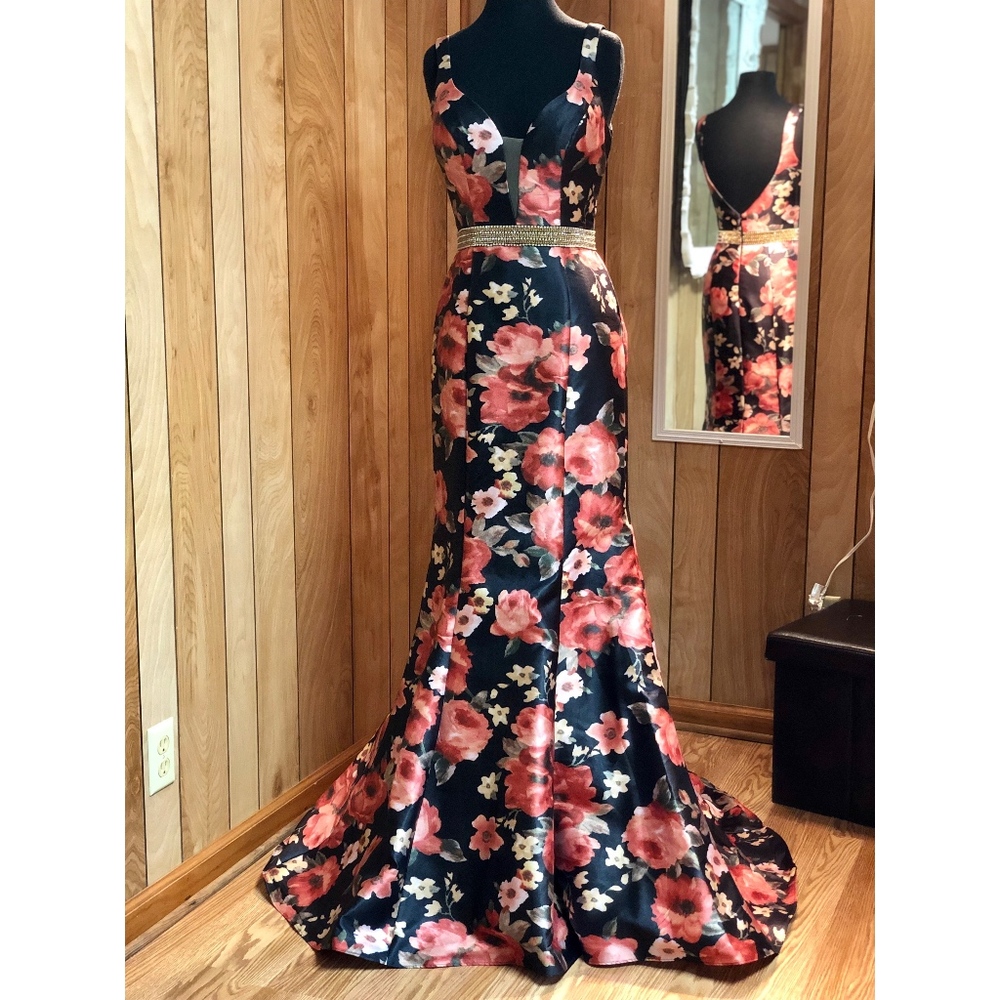 Prom Dress/ Homecoming Court Dress/ Formal Gown